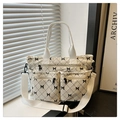Dettaglio della borsa tote in velluto bianco con fiocchi neri e multitasche - Bianco