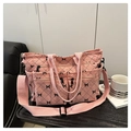 Détails du sac cabas en velours côtelé rose avec imprimés de nœuds et poches zippées - Rose