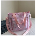 Détail du sac fourre-tout à fleurs roses avec texture en nylon et bandoulière réglable - Rose