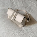 Detail van lichtbeige patchwork handtas met geweven stof en gouden metalen gesp - Beige