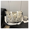 Détail du sac cabas en velours côtelé blanc avec motifs de nœuds et multiples poches - Blanc