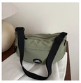 Bolso tote de media luna verde salvia con correa ajustable negra y logotipo de moda - Verde
