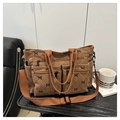 Détail du sac cabas en velours marron avec poches zippées et motifs de nœuds quadrillés - Brun Foncé