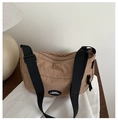 Bolso bandolera marrón camel con correa negra ajustable y parche con logotipo - Caqui