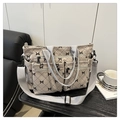Détail du sac cabas en velours côtelé avec motif nœud et poches extérieures zippées pratiques - Gris