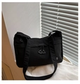 Dettaglio borsa a tracolla in nylon nero con cerniera a triangolo su tessuto strutturato - Nero