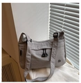 Dettaglio della borsa a tracolla in nylon grigio con doppia zip e logo metallico - Grigio
