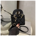 Schwarze Mini-Handtasche aus Lackleder mit Rautensteppung und goldfarbenen Details - Schwarz