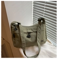 Dettaglio della borsa a tracolla in nylon verde oliva con tracolla regolabile e logo - Verde