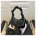 Bolso de hombro de charol negro a la moda con asa fruncida y detalle de cadena elegante - Negro