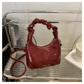 Detalle del bolso media luna en charol granate con asa plisada y cremallera metálica - Rojo