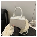 Detailweergave van de geweven draagtas met witte leren bies en gouden belettering - Wit