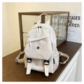 Detalle de mochila blanca de nailon con bolsillos de cremallera y etiqueta de FASHION - Blanco