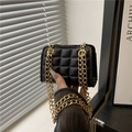 Bolso bandolera acolchado negro de cuero sintético con cadena dorada gruesa y cuadrícula - Negro