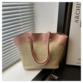 Détail d'un sac cabas en cuir rose et paille tressée avec coutures fines et œillets métalliques - Grand / Rose Riz