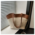 Détail de la texture en paille tressée et du cuir marron sur un sac à main chic d'été - Grand / Brun Kaki