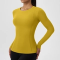 Eng anliegendes ingwergelbes Yoga-Langarmshirt mit hoher Dehnbarkeit und Sportnähten - S / Gelb