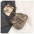 Vista dettagliata della borsa a sella vintage con texture opaca e fibbie metalliche - Grigio chiaro