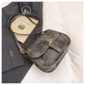 Dettaglio borsa a sella grigia vintage con texture opaca e fibbia dorata su un blazer - Grigio Antracite