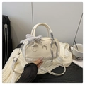 Dettaglio borsa bowling bianco crema in pelle PU con fiocco in pizzo e decoro in metallo - Bianco