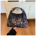 Dettaglio della borsa a mezzaluna in tela floreale vintage con fibbia e zip - Motivo a Peonia Verde
