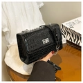 Sac bandoulière noir brillant à motif crocodile avec fermoir rotatif argenté - Noir