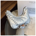 Silberne Halbmod-Schultertasche mit Metallkette und industriellen Nietendetails - Silber