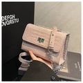Détail du sac à bandoulière rose à motif crocodile et fermoir rotatif en métal - Rose