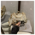 Detailaufnahme der Goldpailletten und des Vintage-Verschlusses dieser Abendtasche - Gold