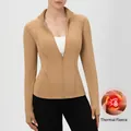 Schlanke khakifarbene Yoga-Jacke mit Stehkragen und Thermo-Fleecefutter zum Laufen - S / Fleece Gefüttert / Warmes Kamel