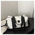 Detail der wasserdichten Oxford Reisetasche mit Logo und robusten Nylongurten - Weiß