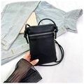 Minimalistische schwarze Crossbody-Handytasche mit Kieseltextur und Silberbeschlägen - Schwarz