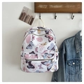 Detail eines Rucksacks mit Blumen- und Schmetterlingsprint an einem Holzhaken - Blumen Schmetterling