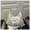 Détail du sac hobo blanc plissé avec imprimé lapin et pendentif en forme de cœur - Blanc