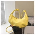 Détail d'un sac demi-lune jaune avec bandoulière nouée et texte fashion embossé - Sans Pendentif / Jaune