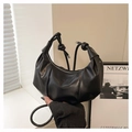 Détail du sac croissant plissé noir avec logo de mode et poignée en corde nouée - Sans Pendentif / Noir