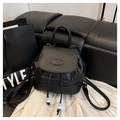 Minimalistischer schwarzer Lederrucksack mit Kordelzug und blau-weißen Perlenanhängern - Schwarz