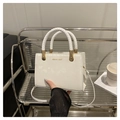 Detail van witte handtas met slangenstructuur, gevlochten handvat en gouden metalen beslag - Wit