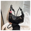 Detail of black pleated croissant bag with FASHION lettering and pink heart charm - With Pendant Style / Black