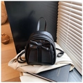 Mini mochila negra minimalista para mujer con un lazo elegante y correas ajustables - Negro