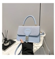 Dettaglio della texture in pelle PU blu chiaro e tessuto saia su una borsa a tracolla - Blu