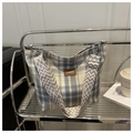Detail der karierten Tragetasche mit FASHION-Lederpatch und silberner Metallschnalle - Blau