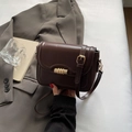 Borsa a tracolla vintage marrone scuro con fibbia dorata e tracolla regolabile - caffè