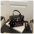 Elegante borsa nera a scatola con stampa di ciliegie rosse e finiture dorate - Nero