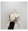 Dettaglio della borsa a tracolla vintage crema con patta intrecciata e chiusura a cuore - Bianco avorio