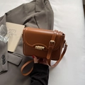 Borsa a tracolla vintage in ecopelle marrone con hardware dorato e cinturino - Marrone