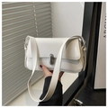 Detalle del bolso bajo el brazo en cuero blanco con hebilla de metal ovalada plateada - Blanco