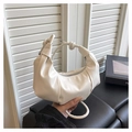 Détail du sac croissant crème plissé avec gravure mode et poignée anneau - Sans Pendentif / Blanc
