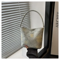 Dettaglio della borsa tote in tela verde chiaro con ricami floreali gialli eleganti - Verde