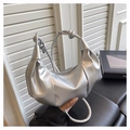Détail du sac croissant argenté en similicuir texturé avec une finition métallique chic - Sans Pendentif / Argent